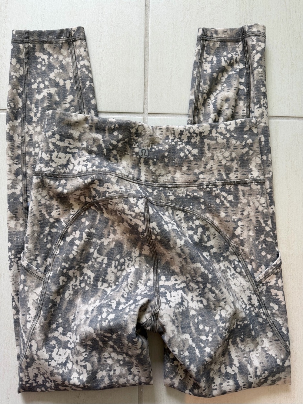 Lululemon Gray Camouflage Print Leggings Size 4 - Picture 3 of 4